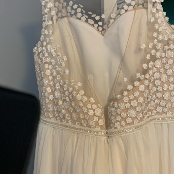 Wedding dress - Picture 8 of 9